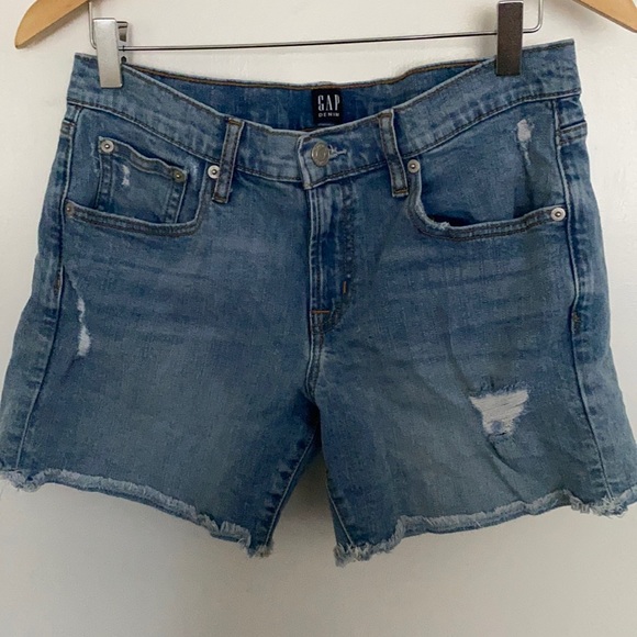๐ 2/$25 GAP Medium Wash Distressed Demin Shorts - Picture 2 of 6